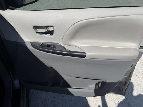 Used 2014 Toyota Sienna SE FWD image 20