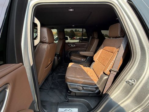 Used 2024 Chevrolet Tahoe High Country AWD/4WD image 3