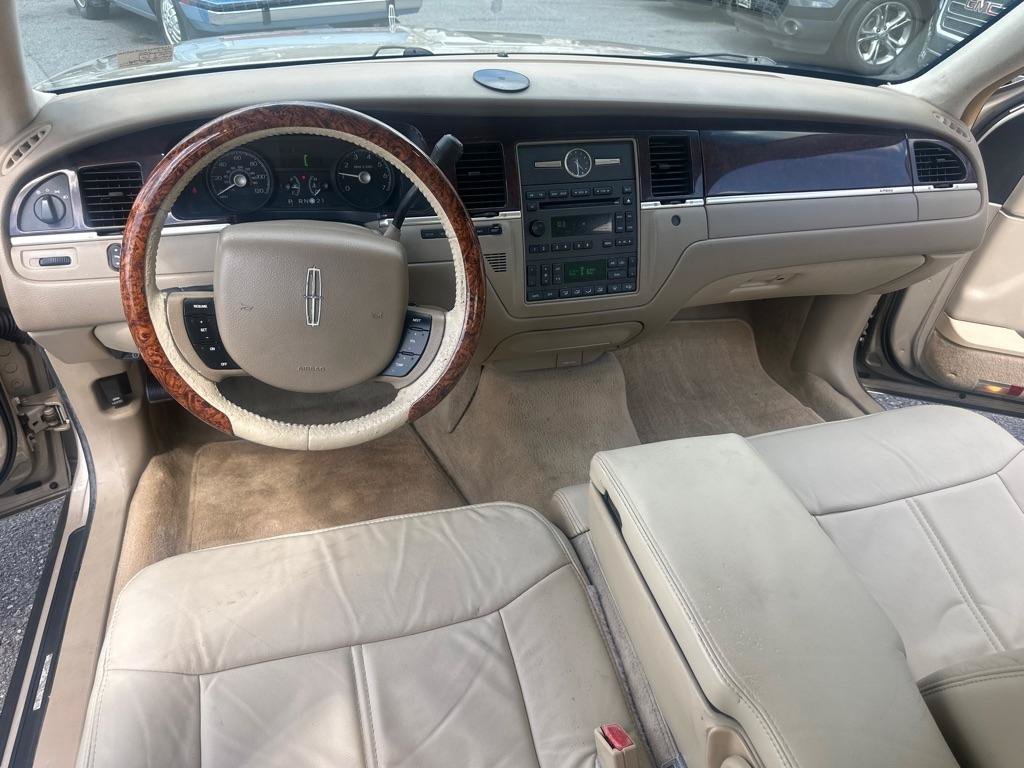 Used 2006 Lincoln Town Car Signature RWD image 28