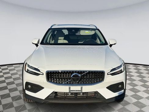 Used 2021 Volvo V60 T5 Cross Country image 6