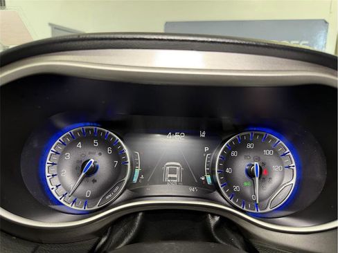 Used 2023 Chrysler Pacifica Touring-L image 35