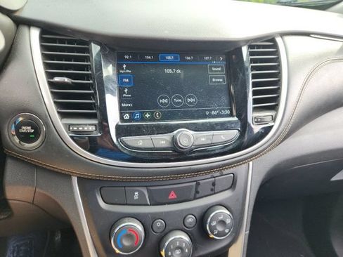 Used 2018 Chevrolet Trax LT w/ LT Convenience Package FWD image 18