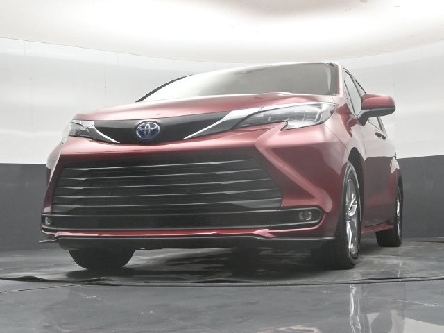 Used 2025 Toyota Sienna XLE FWD image 51