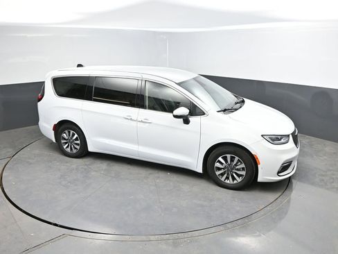 Used 2023 Chrysler Pacifica Touring-L FWD image 23