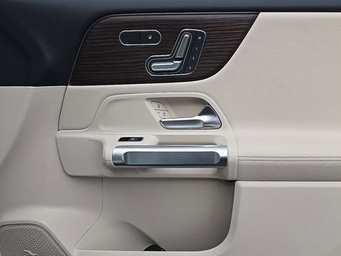 Used 2025 Mercedes-Benz GLB 250 4MATIC image 35