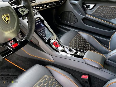 Used 2020 Lamborghini Huracan EVO image 16