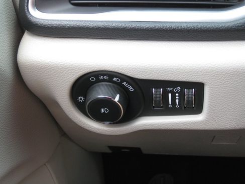 Used 2018 Chrysler Pacifica Limited FWD image 12