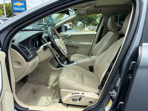 Used 2016 Volvo XC60 T6 w/ Proximity Package AWD/4WD image 10