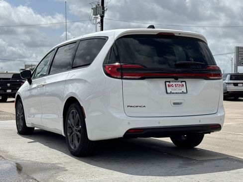 New 2026 Chrysler Pacifica Select image 8