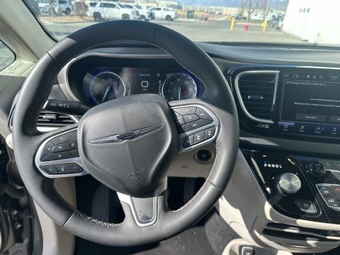 Used 2023 Chrysler Pacifica Touring-L FWD image 11