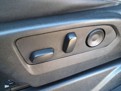 Used 2024 GMC Yukon SLT image 16