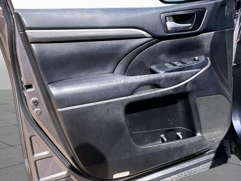 Used 2018 Toyota Highlander SE FWD image 22