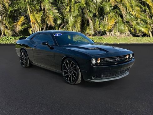 Used 2017 Dodge Challenger SXT w/ Driver Convenience Group RWD image 2