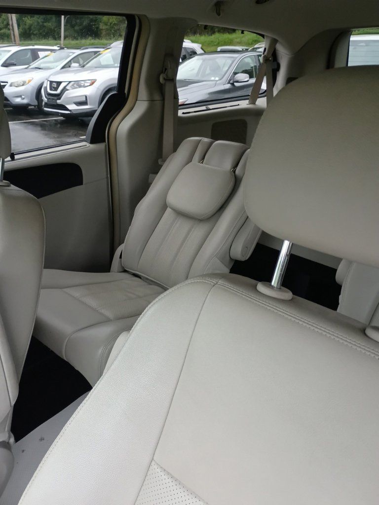 Used 2013 Chrysler Town & Country Touring-L w/ Premium Group FWD image 9