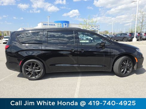 Used 2024 Chrysler Pacifica Touring-L w/ S Appearance Package image 13