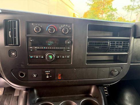 Used 2011 GMC Savana 3500 image 27