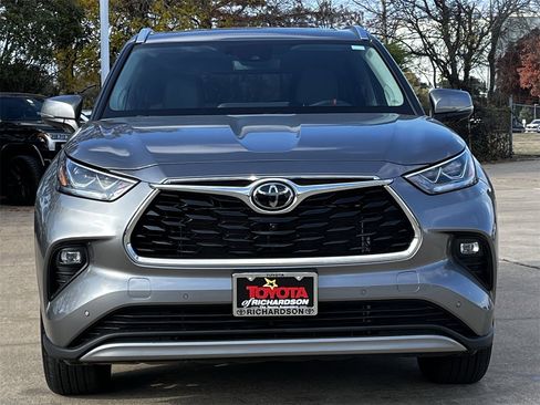 Used 2025 Toyota Highlander Platinum image 7