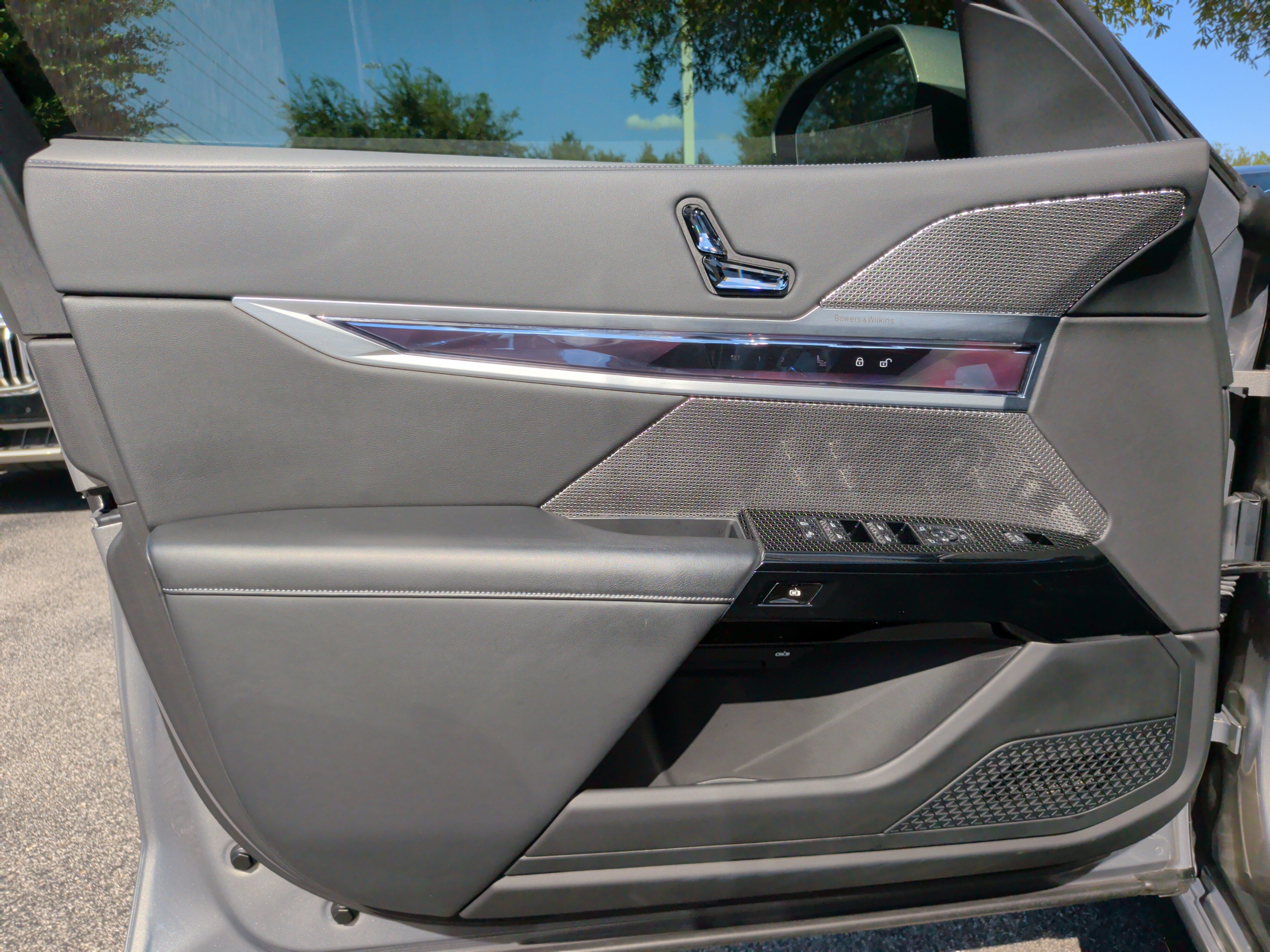 Used 2024 BMW i7 eDrive50 w/ M Sport Package RWD image 28