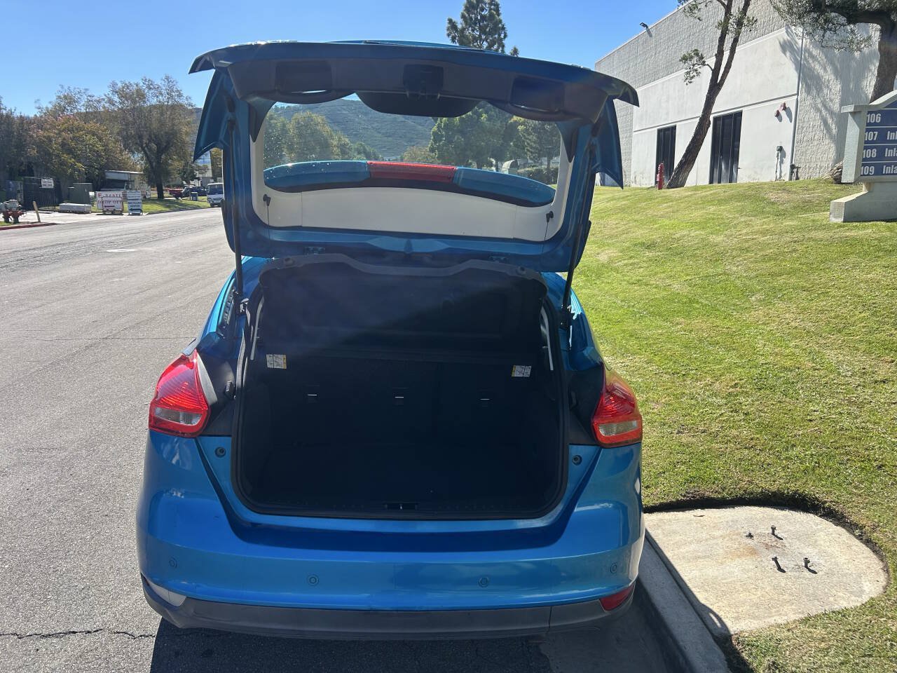 Used 2016 Ford Focus SE w/ Reverse Sensing Package FWD image 9
