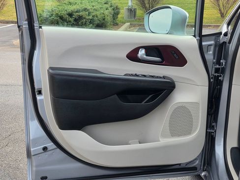 Used 2020 Chrysler Pacifica Limited image 12