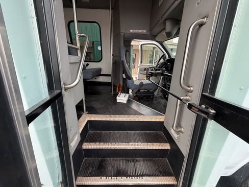 Used 2007 Chevrolet Express 3500 image 13