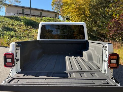 Used 2021 Jeep Gladiator Overland image 8