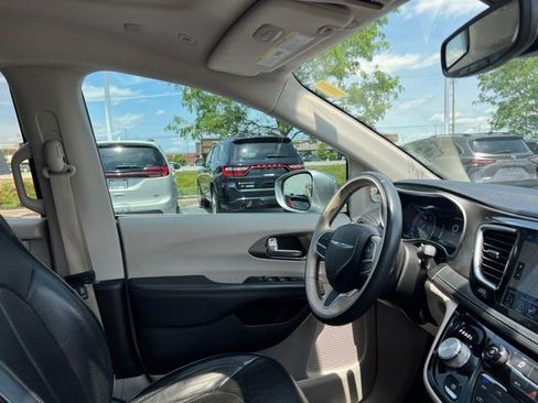Used 2018 Chrysler Pacifica Limited FWD image 38