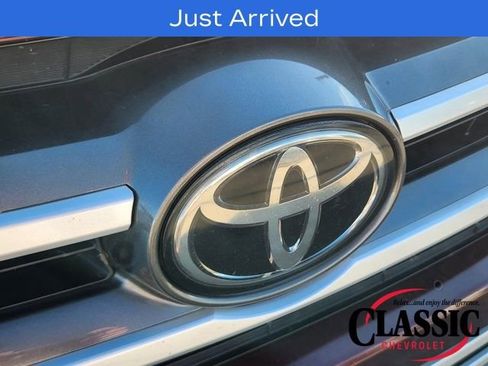 Used 2019 Toyota Highlander XLE image 17