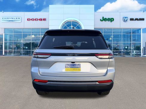 New 2026 Jeep Grand Cherokee Altitude image 9