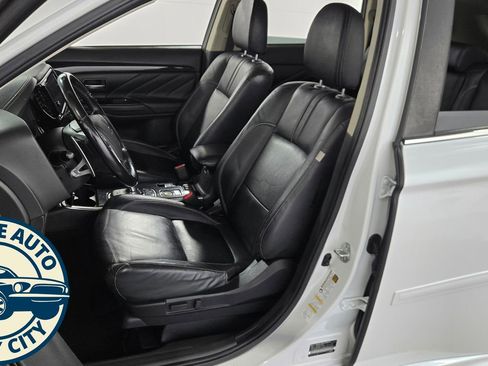 Used 2018 Mitsubishi Outlander SEL image 25