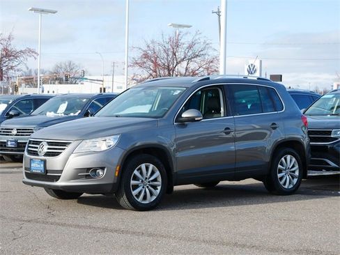 Used 2011 Volkswagen Tiguan SE image 3