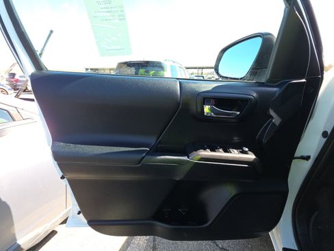 Used 2017 Toyota Tacoma TRD Off-Road image 14