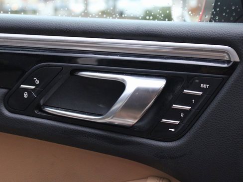 Used 2018 Porsche Macan image 19