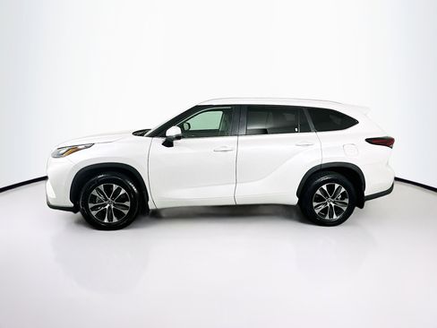 Used 2025 Toyota Highlander XLE image 4