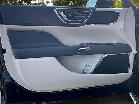 Used 2019 Lincoln Continental Select image 21