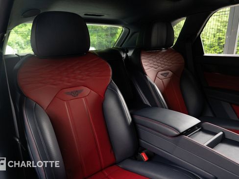 Used 2023 Bentley Bentayga Extended Wheelbase image 44