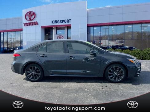 Used 2024 Toyota Corolla SE w/ SE Package image 6