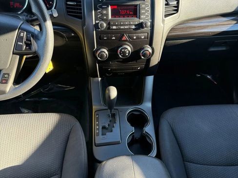 Used 2011 Kia Sorento LX w/ Convenience Pkg image 12