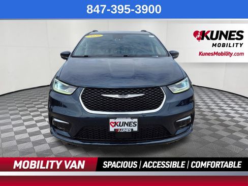 Used 2021 Chrysler Pacifica Touring-L w/ Uconnect Theater Family Group FWD image 3
