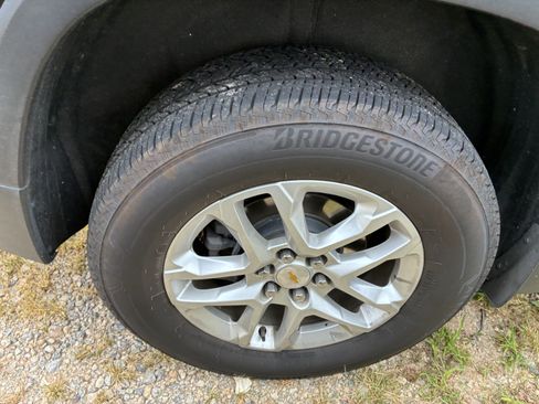 Used 2022 Chevrolet Traverse LS FWD image 9