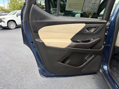 Used 2022 Chevrolet Traverse LS FWD image 13