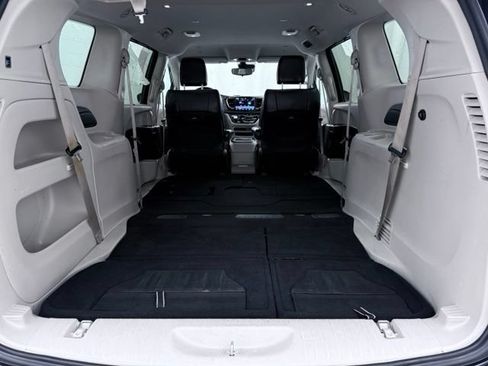 Used 2023 Chrysler Pacifica Touring-L FWD image 13