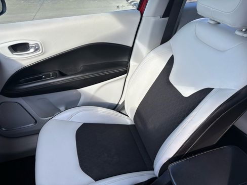 Used 2018 Jeep Compass Latitude image 19