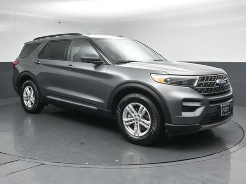 Certified 2021 Ford Explorer XLT w/ Equipment Group 202A AWD/4WD image 1