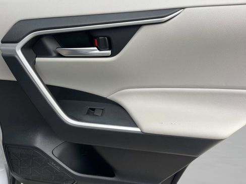 Used 2019 Toyota RAV4 XLE w/ Phone Cable & Charge Package image 22