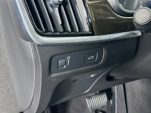 Used 2018 Volvo S90 T6 Momentum w/ Convenience Package image 29