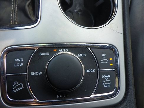 Used 2019 Jeep Grand Cherokee Overland AWD/4WD image 30