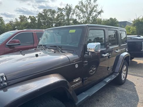 Used 2013 Jeep Wrangler Unlimited Sahara w/ Connectivity Group AWD/4WD image 15