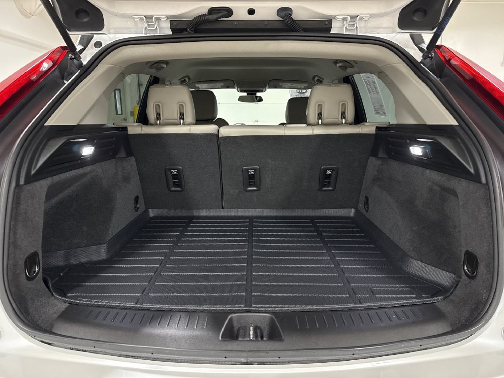 Used 2019 Cadillac XT4 Luxury w/ Cold Weather Package AWD/4WD image 23