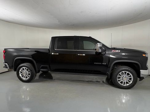Used 2025 Chevrolet Silverado 2500 LTZ w/ LTZ Premium Package AWD/4WD image 11